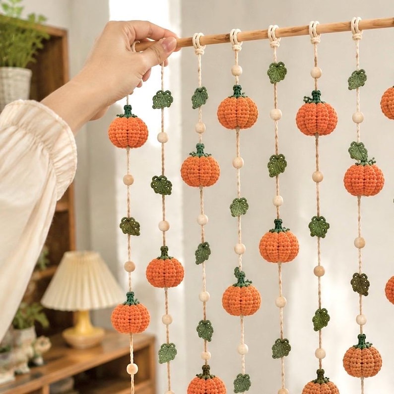 Gehäkelte Kürbis-Girlande, Herbstliche Fensterdeko, Halloween-Hängedeko, Boho-Wohndeko