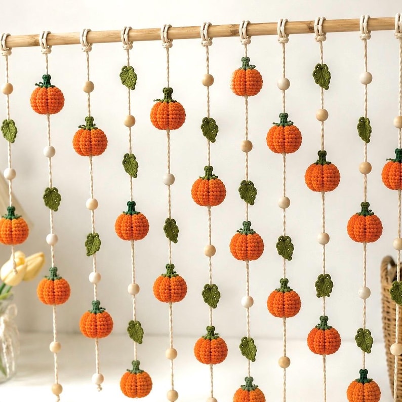 Gehäkelte Kürbis-Girlande, Herbstliche Fensterdeko, Halloween-Hängedeko, Boho-Wohndeko