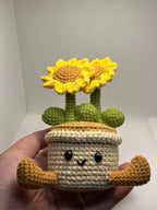 Gehäkelter Blumentopf mit baumelnden Beinen, Sonnenblumen-Schreibtischdekoration