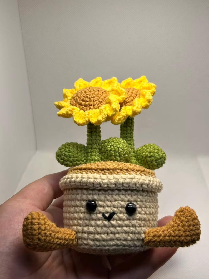Gehäkelter Blumentopf mit baumelnden Beinen, Sonnenblumen-Schreibtischdekoration