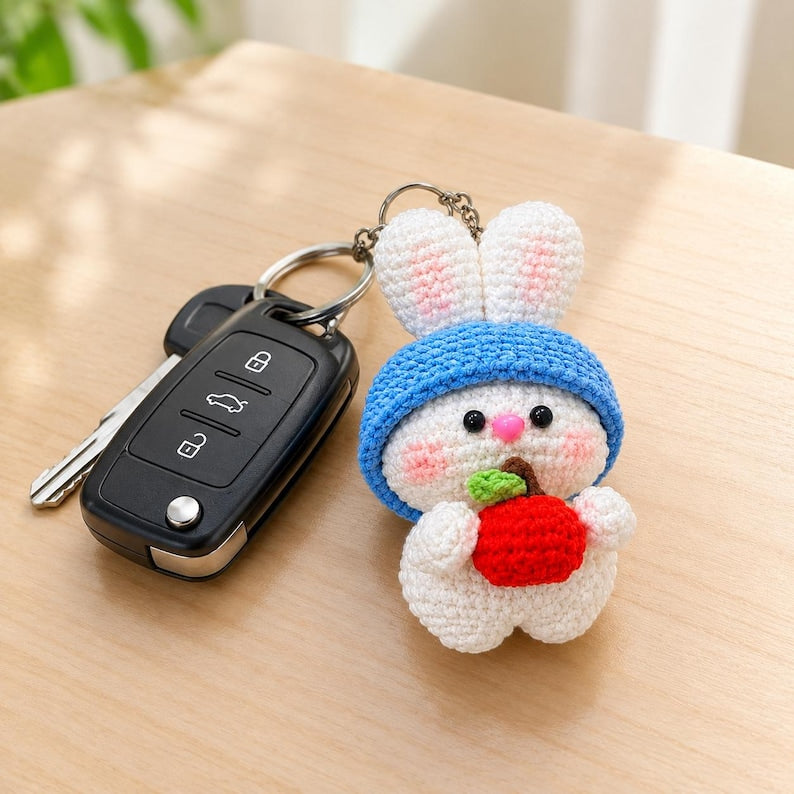 Gehäkelter Hasen-Schlüsselanhänger mit Apfel, handgefertigtes Accessoire