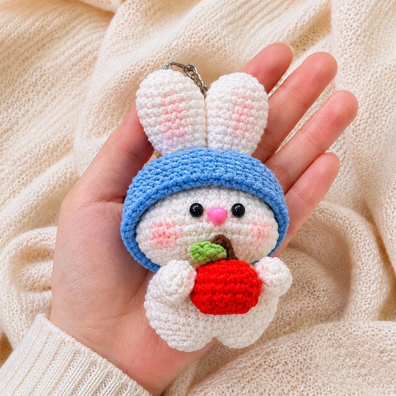 Gehäkelter Hasen-Schlüsselanhänger mit Apfel, handgefertigtes Accessoire