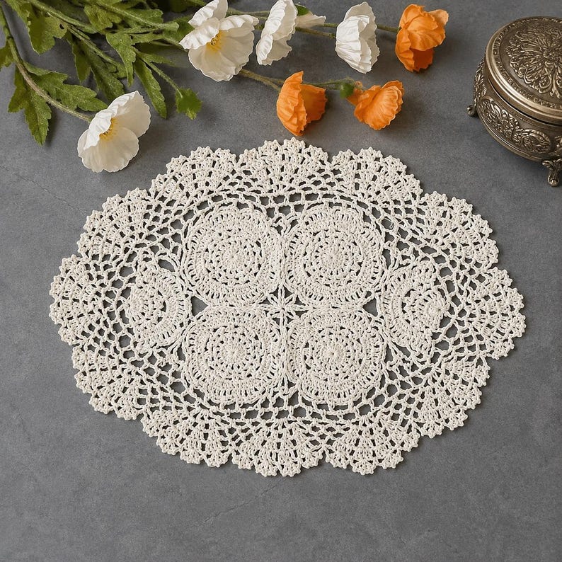 Ovales gehäkeltes Deckchen als Platzset im Vintage-Spitzenstil, Tischdeko im Shabby-Chic-Cottagecore-Stil