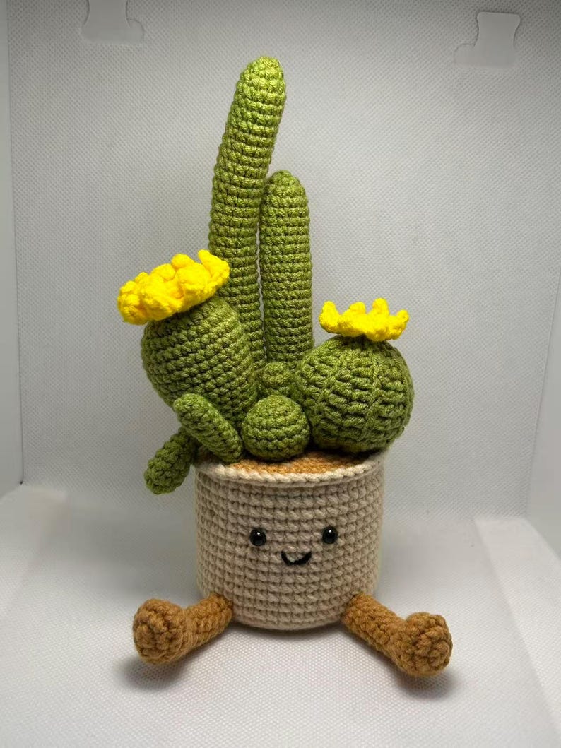 Gehäkelter Kaktustopf mit baumelnden Beinen, Amigurumi-Pflanze, Schreibtischdeko für Pflanzenliebhaber