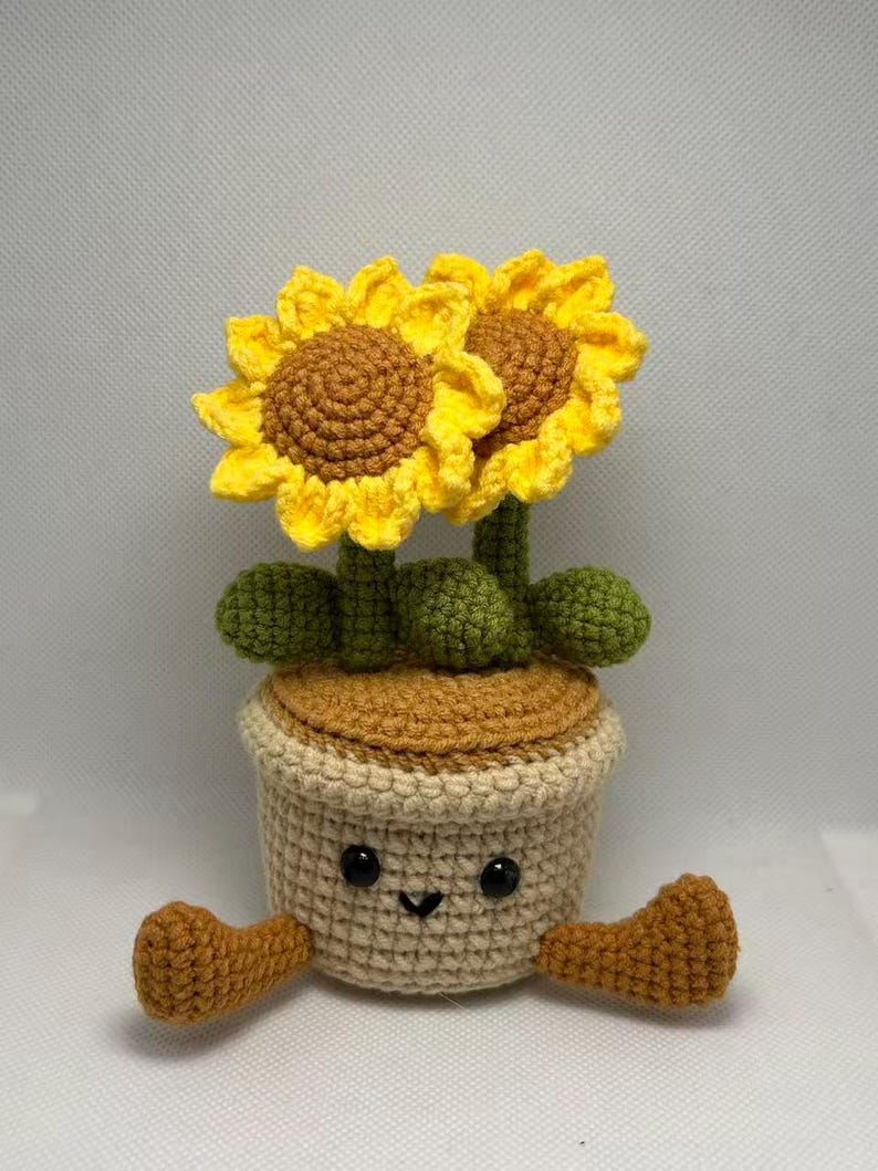 Gehäkelter Blumentopf mit baumelnden Beinen, Sonnenblumen-Schreibtischdekoration