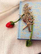 Gehäkeltes Erdbeer-Lesezeichen mit Blatt, 31 cm, Handarbeit